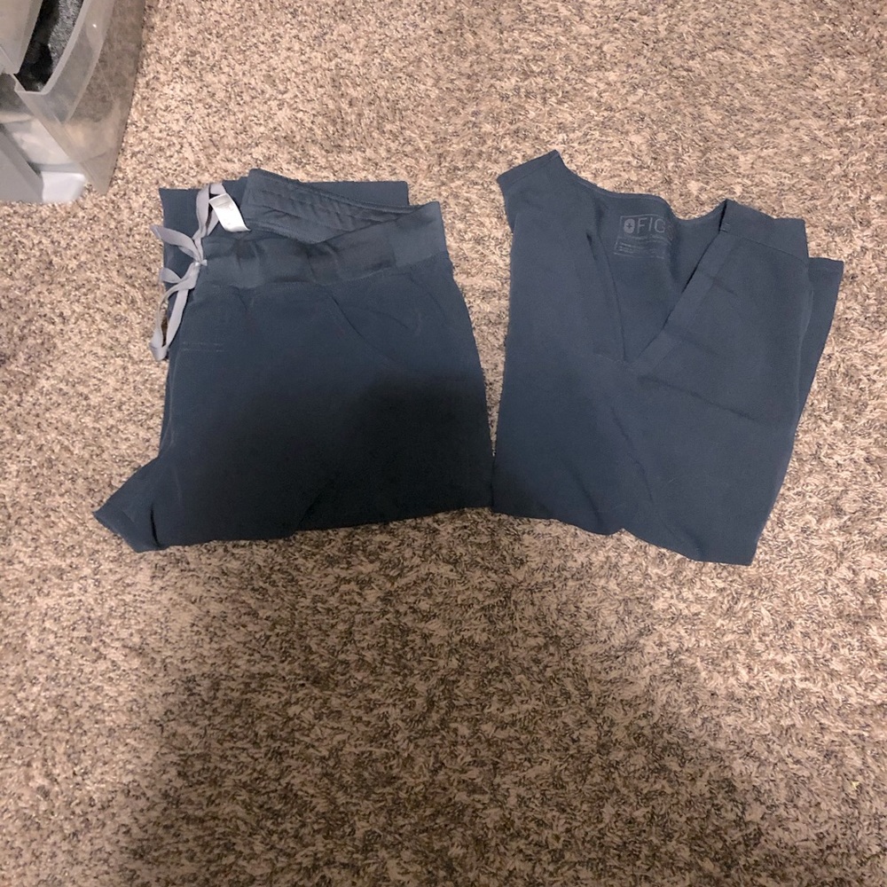 Figs scrub set in dark harbor